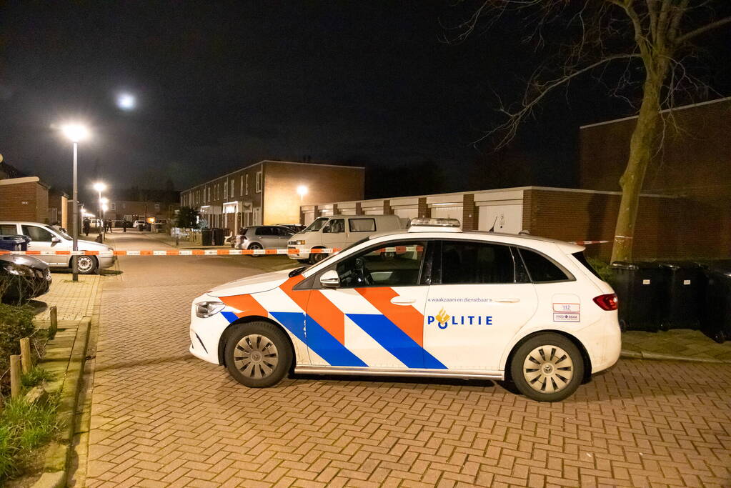 Straat afgezet na explosie bij woning