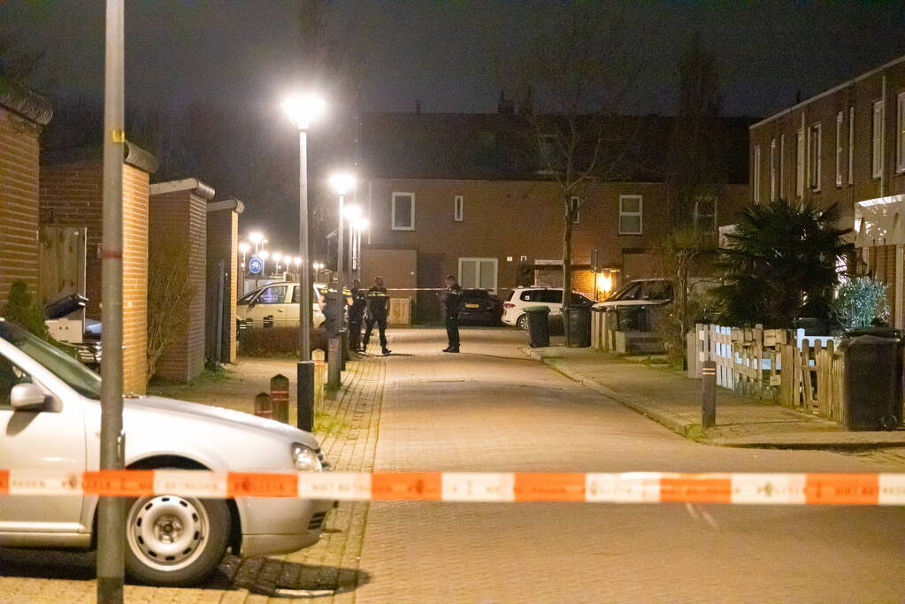 Straat afgezet na explosie bij woning