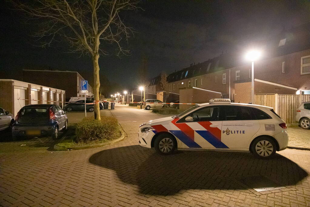 Straat afgezet na explosie bij woning