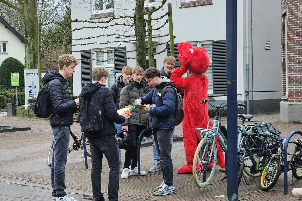 New York Pizza deelt 200 gratis pizza's uit