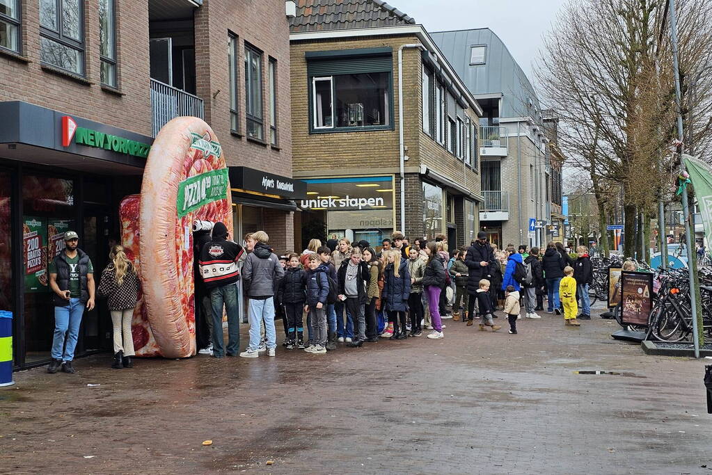 New York Pizza deelt 200 gratis pizza's uit