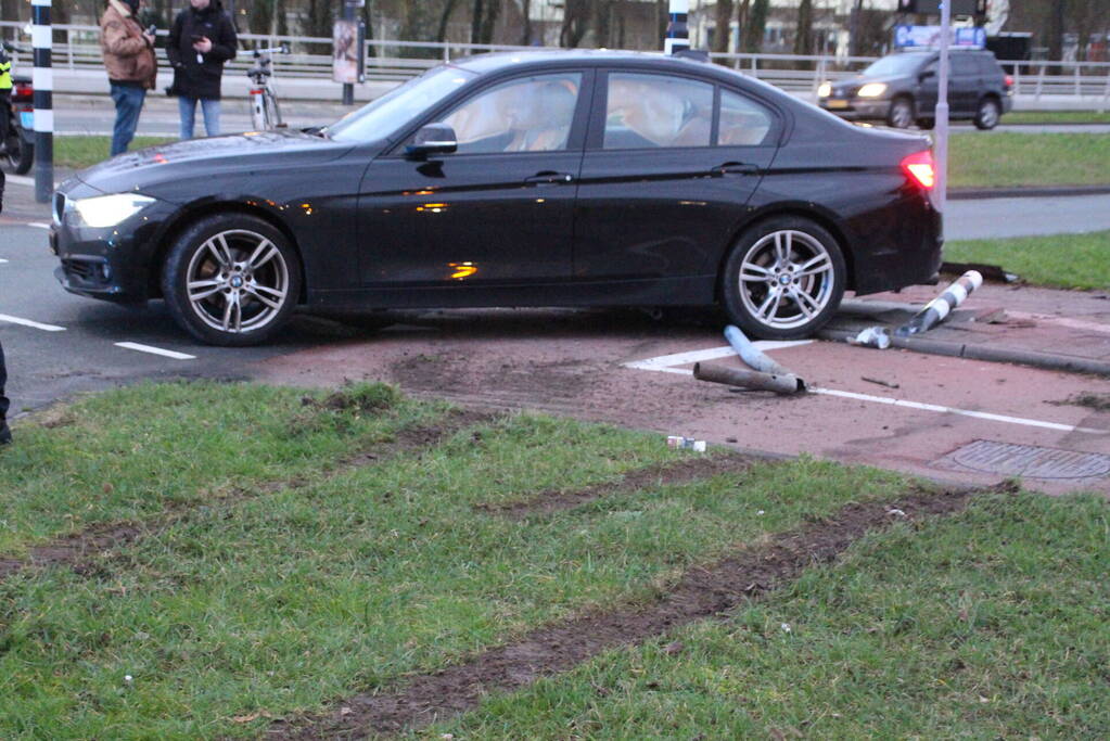 Automobilist botst tegen verkeerslicht