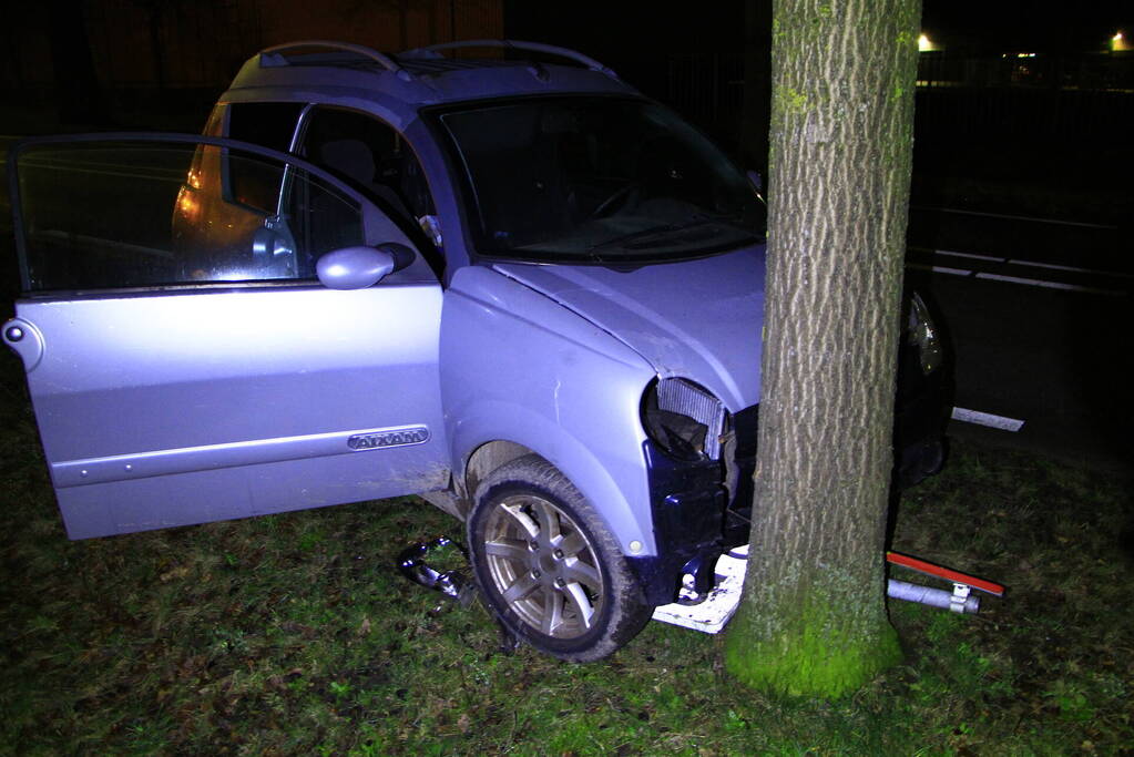 Brommobiel botst tegen verkeersbord en boom