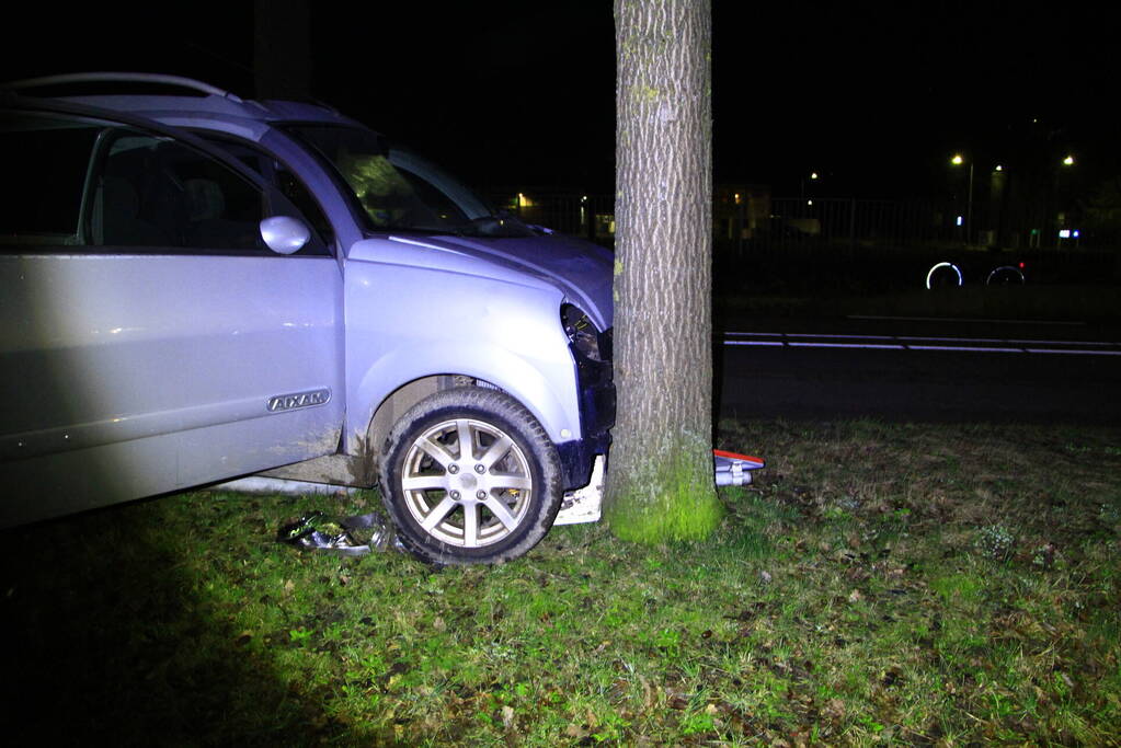 Brommobiel botst tegen verkeersbord en boom
