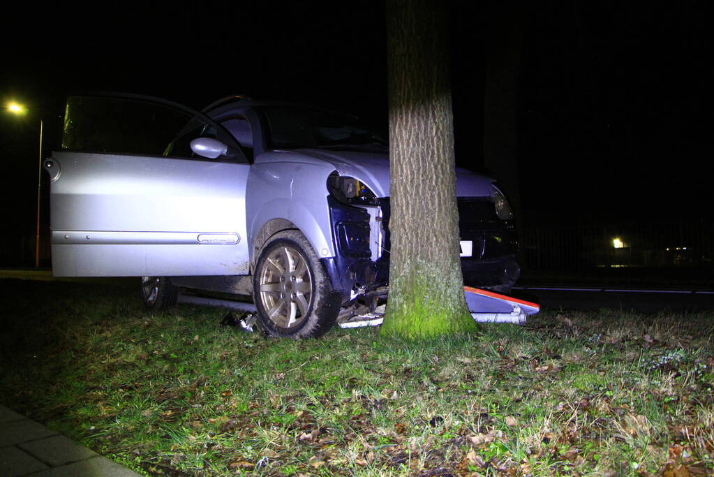 Brommobiel botst tegen verkeersbord en boom