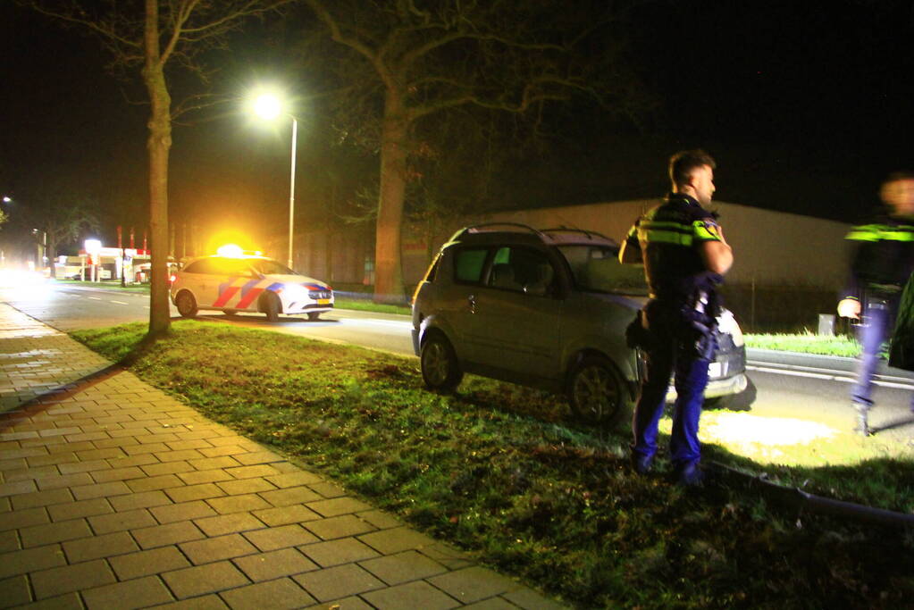 Brommobiel botst tegen verkeersbord en boom
