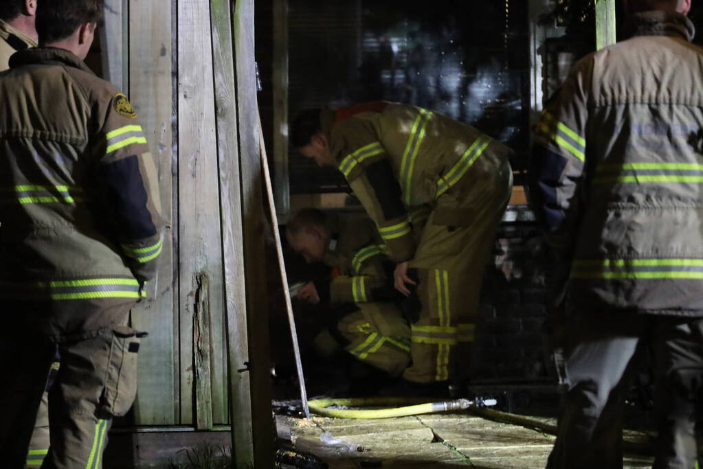 Brand bij deur van woning na explosie