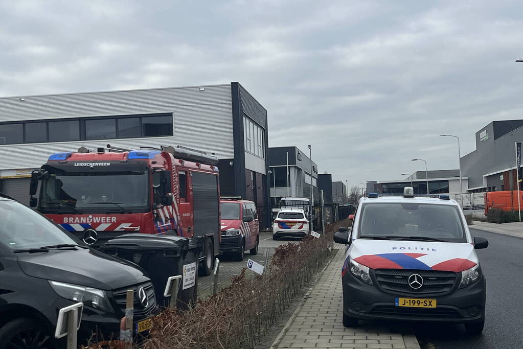Brandweer verricht metingen in bedrijfspand