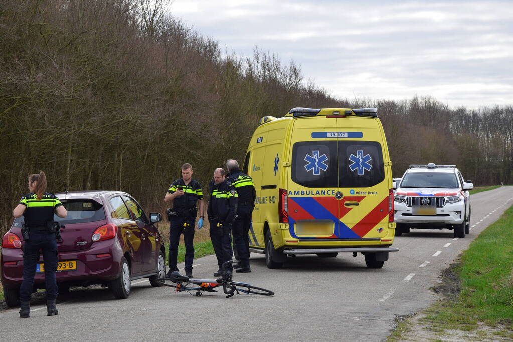 Wielrenner zwaargewond bij botsing met automobilist