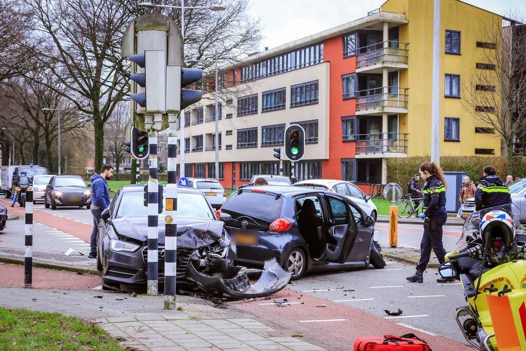 Gewonde en enorme schade na frontale botsing op kruising