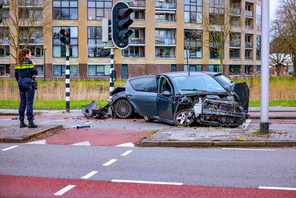 Gewonde en enorme schade na frontale botsing op kruising