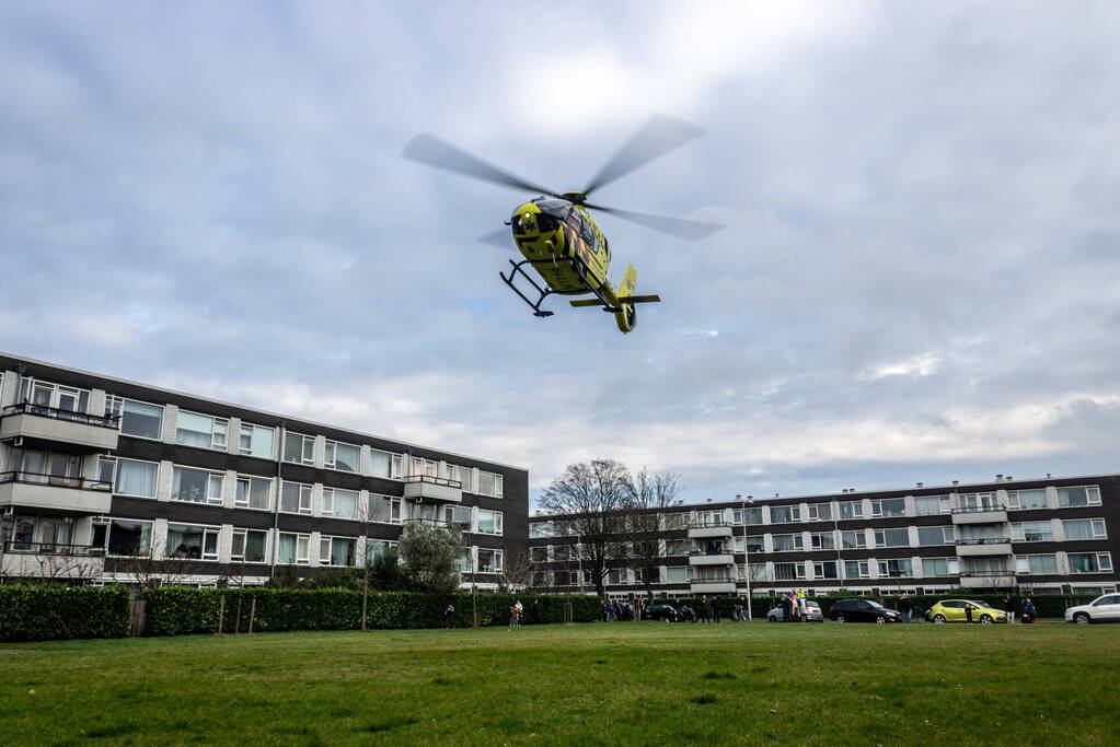 Traumahelikopter landt voor medische noodsituatie