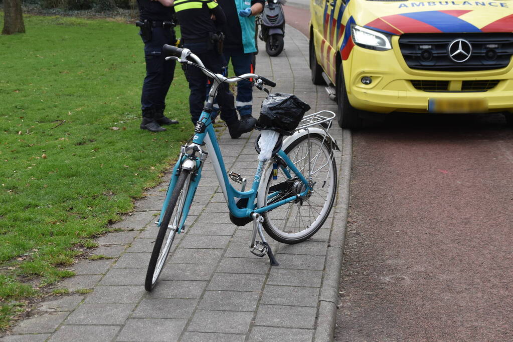 Fietser geschept door auto tijdens overteken