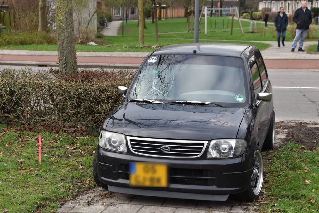 Fietser geschept door auto tijdens overteken