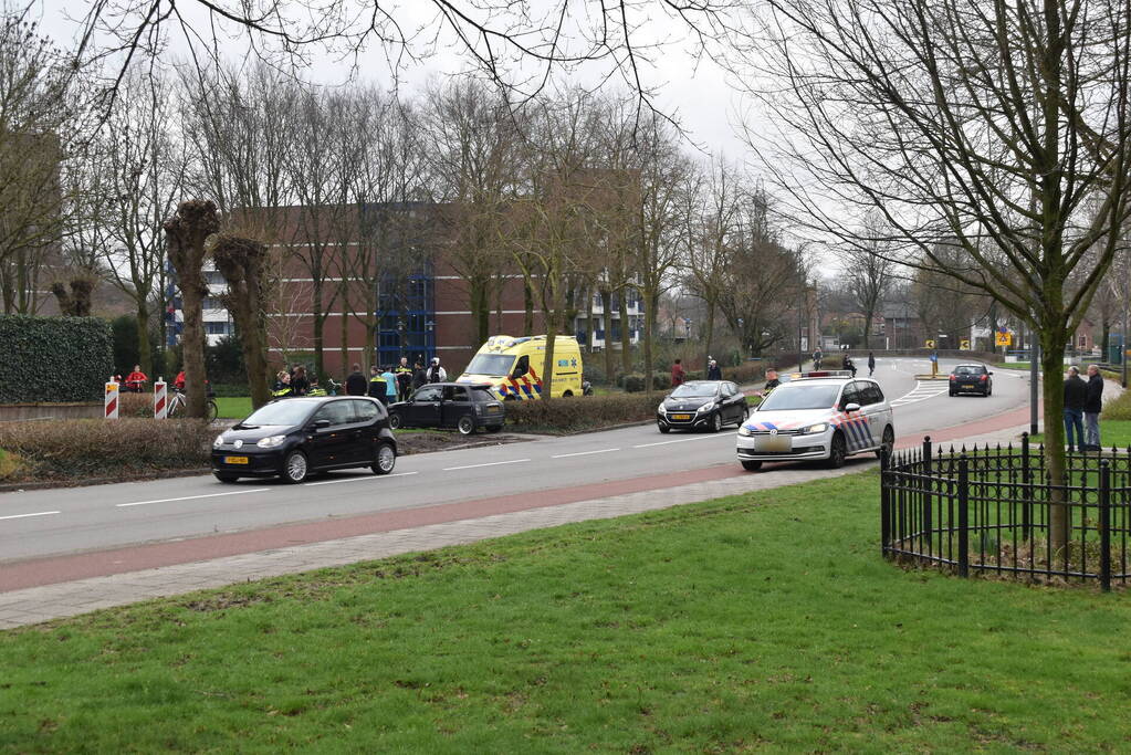 Fietser geschept door auto tijdens overteken