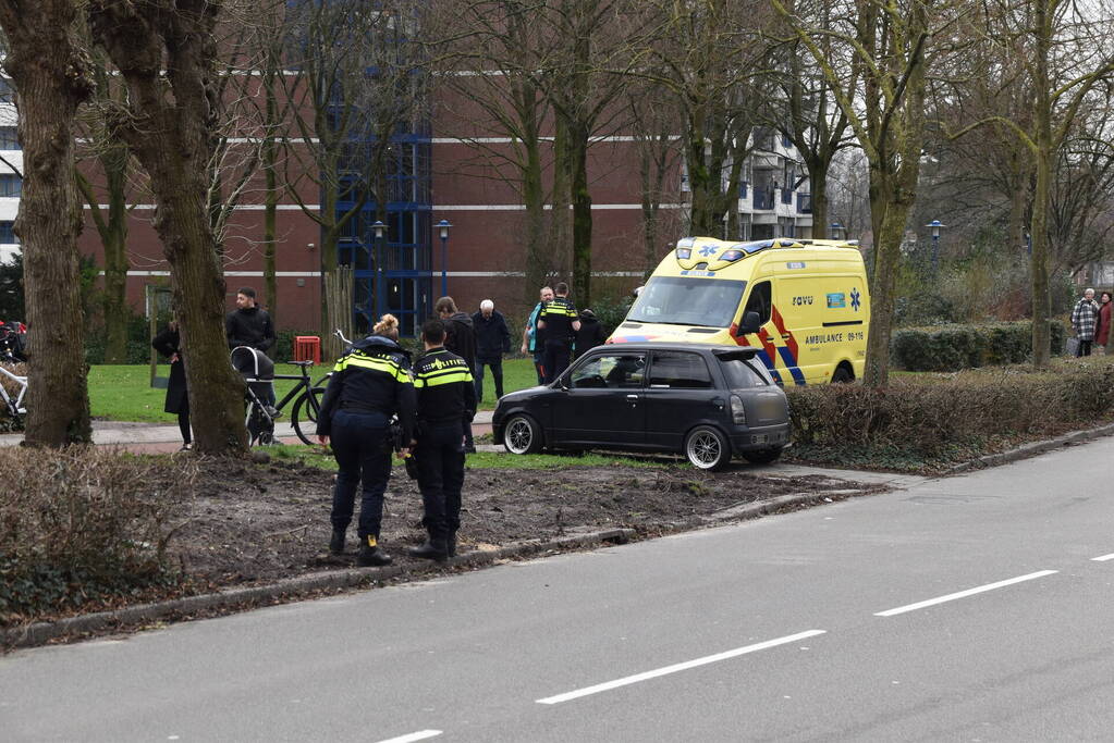 Fietser geschept door auto tijdens overteken