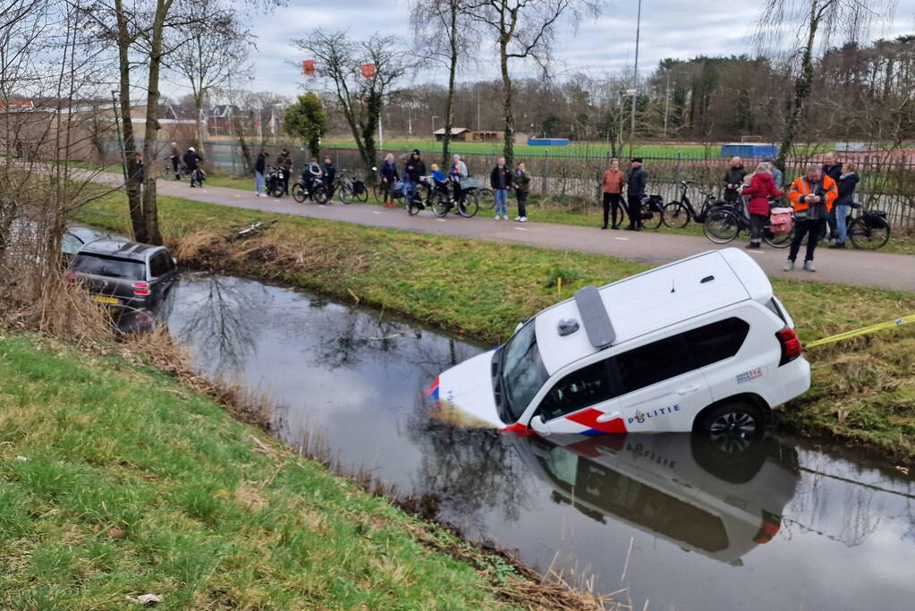 Politiewagen te water na vergeten handrem