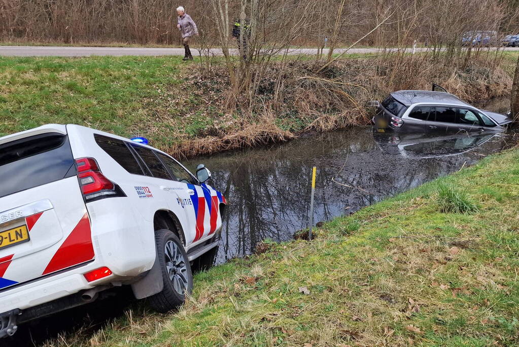 Politiewagen te water na vergeten handrem