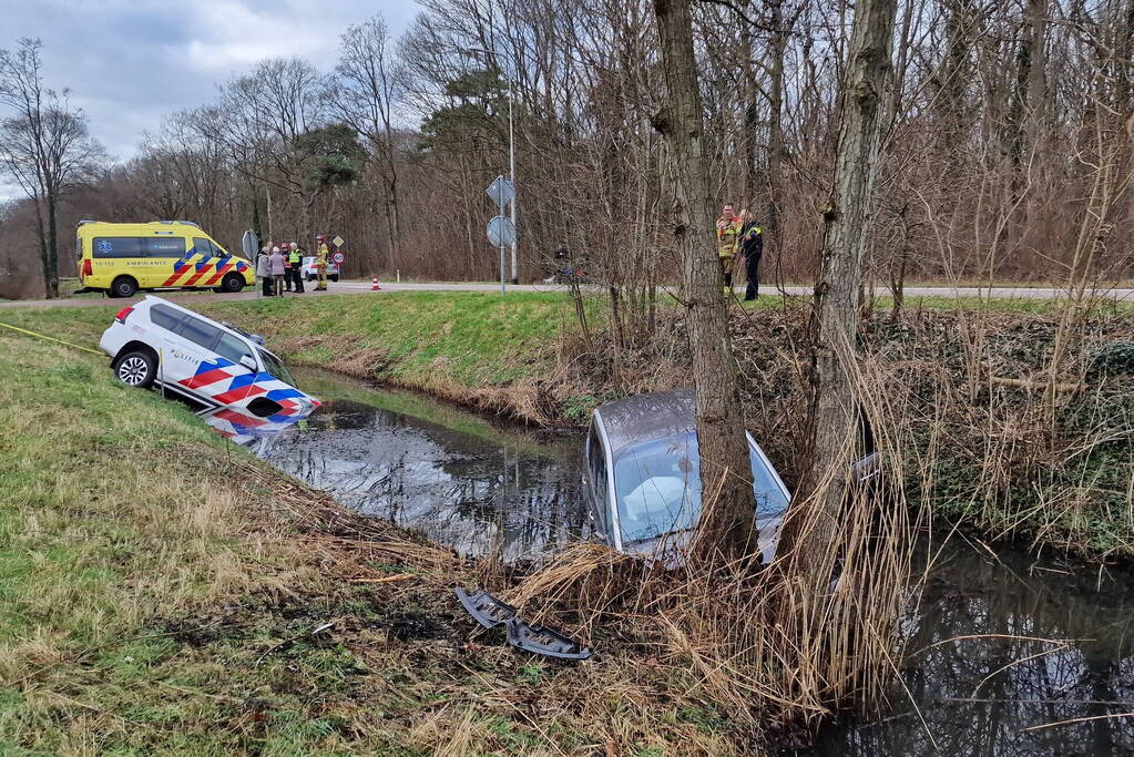 Politiewagen te water na vergeten handrem