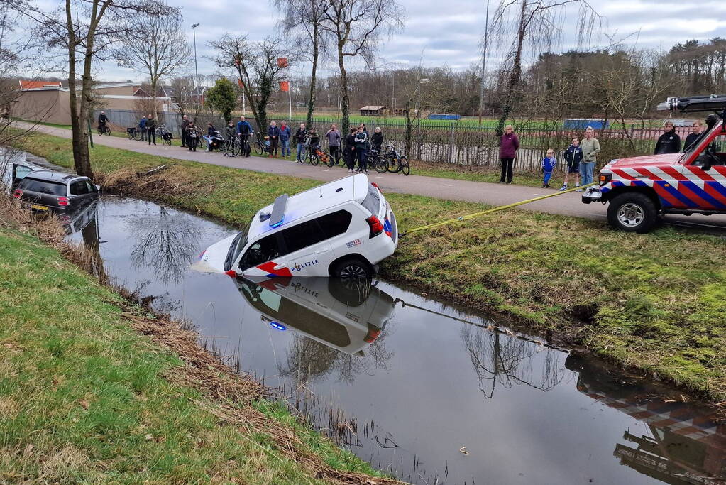 Politiewagen te water na vergeten handrem