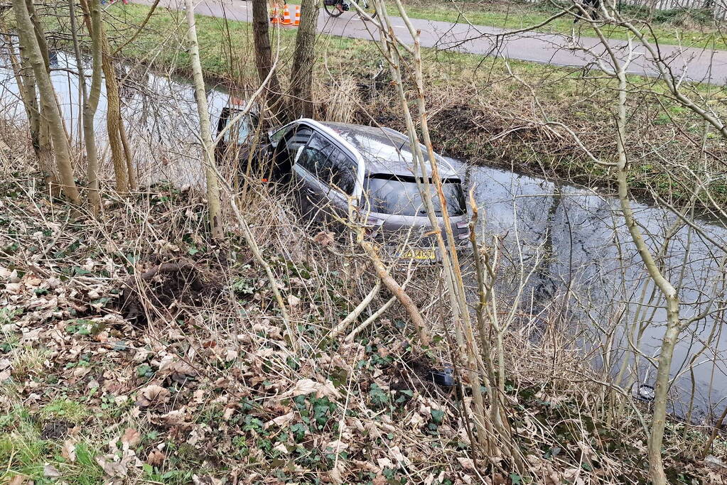 Politiewagen te water na vergeten handrem