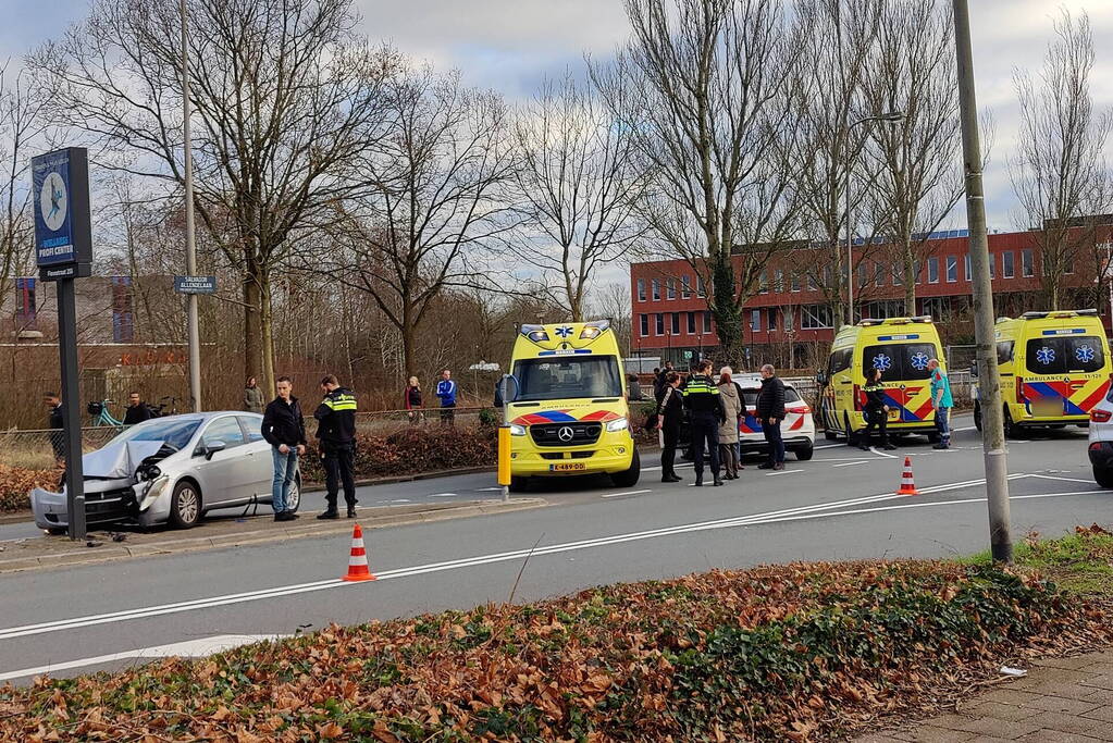 Twee gewonden nadat bestuurder macht over het stuur verliest