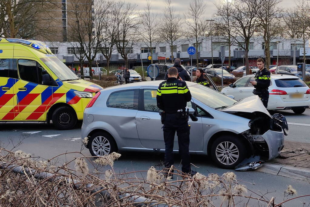 Twee gewonden nadat bestuurder macht over het stuur verliest