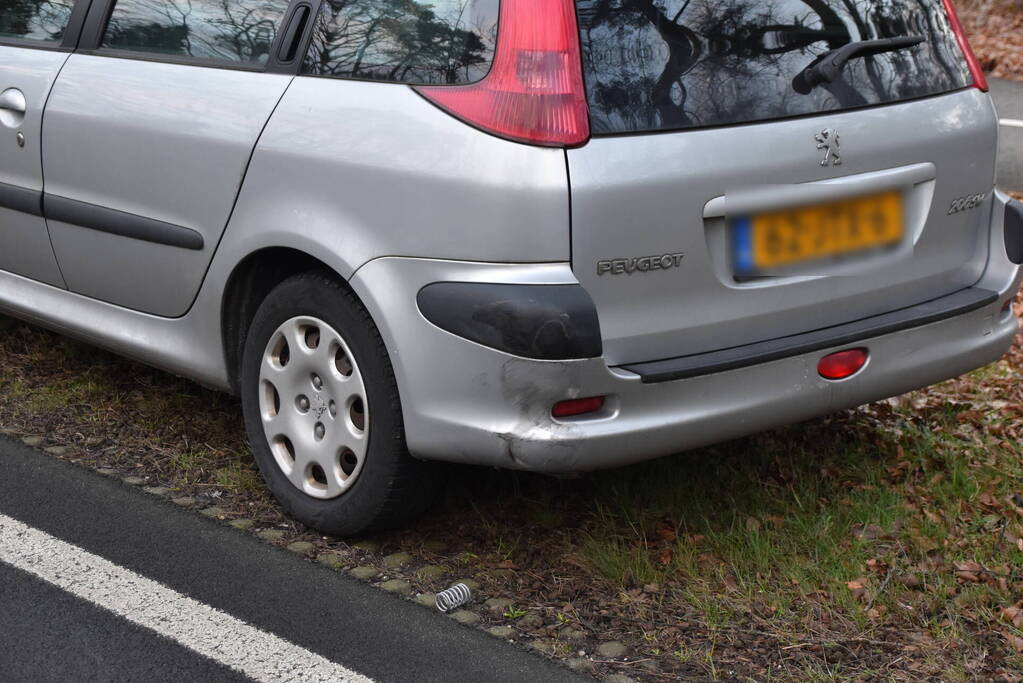 Gewonde en flinke schade na aanrijding tussen drie voertuigen
