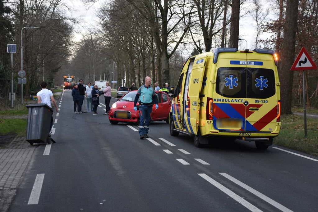 Gewonde en flinke schade na aanrijding tussen drie voertuigen