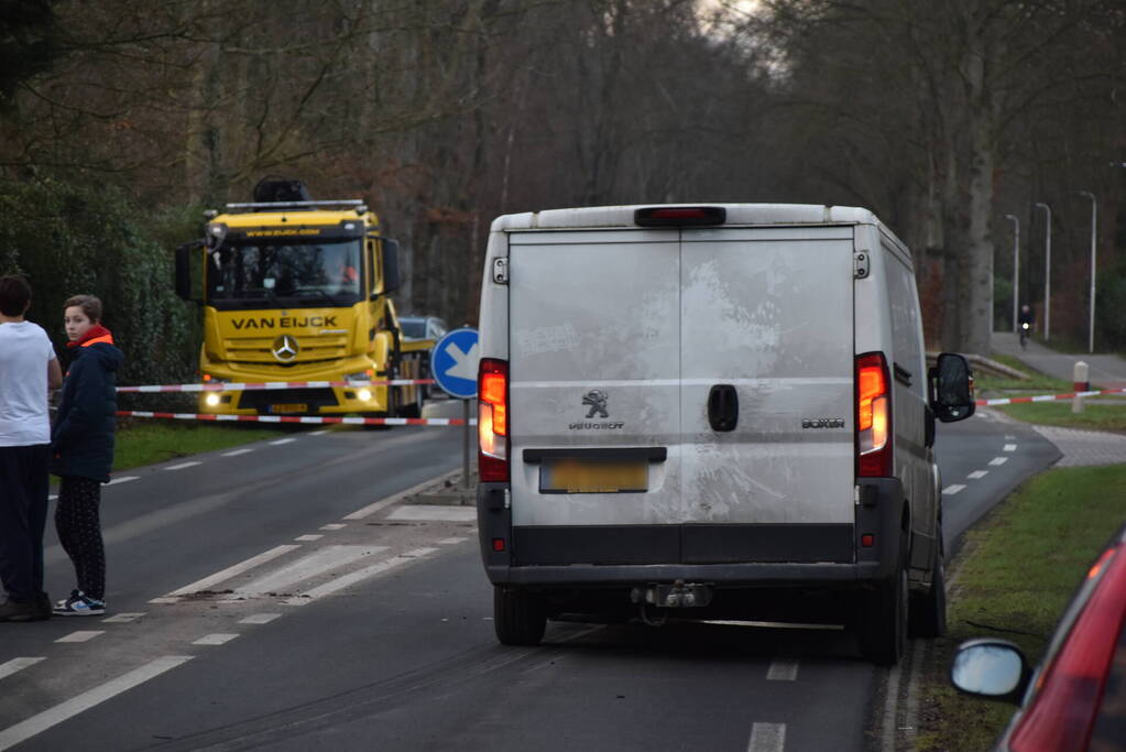 Gewonde en flinke schade na aanrijding tussen drie voertuigen