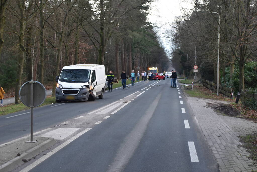 Gewonde en flinke schade na aanrijding tussen drie voertuigen