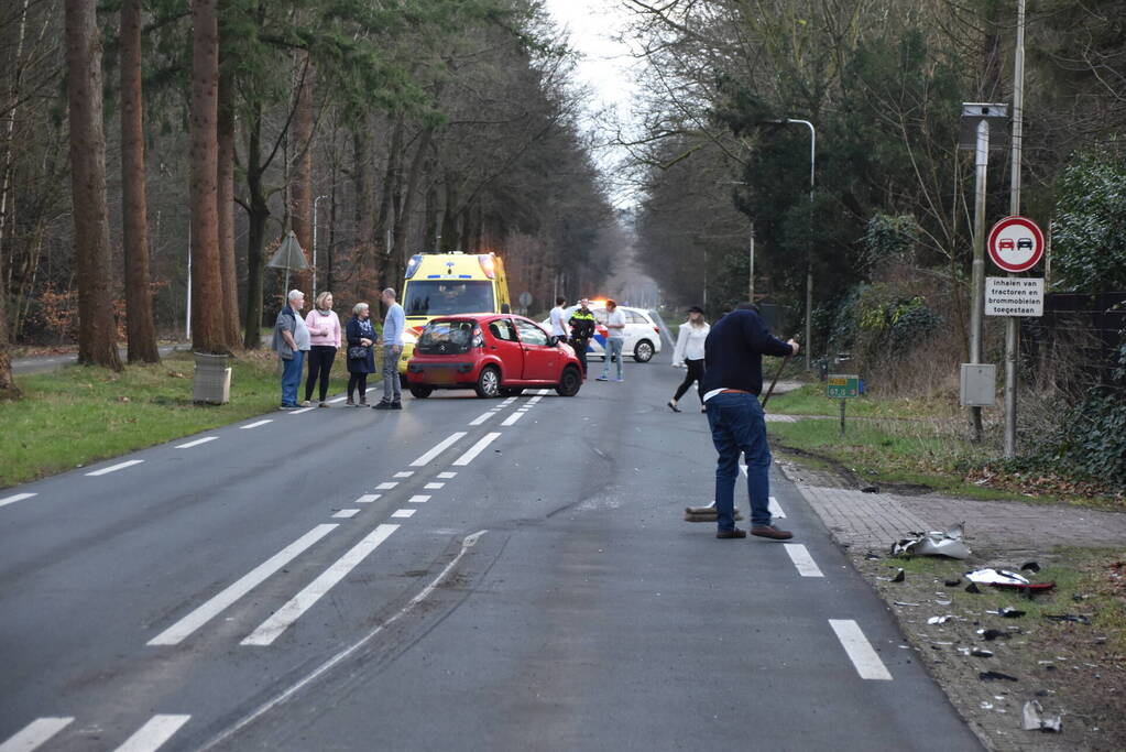 Gewonde en flinke schade na aanrijding tussen drie voertuigen