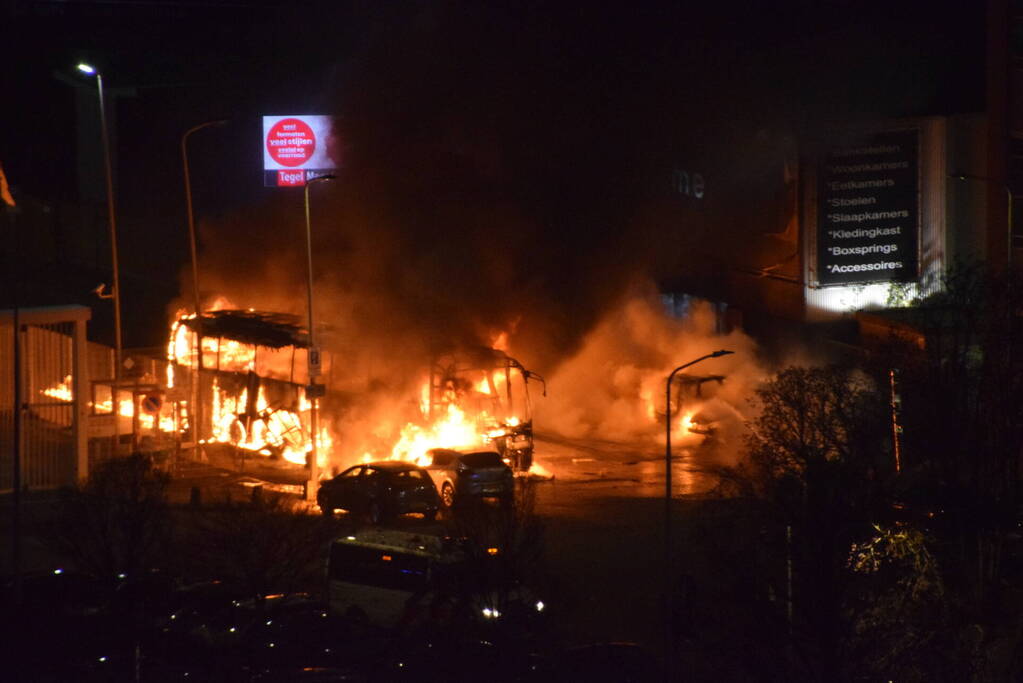 Traangas ingezet en dienstvoertuigen in brand bij rellen