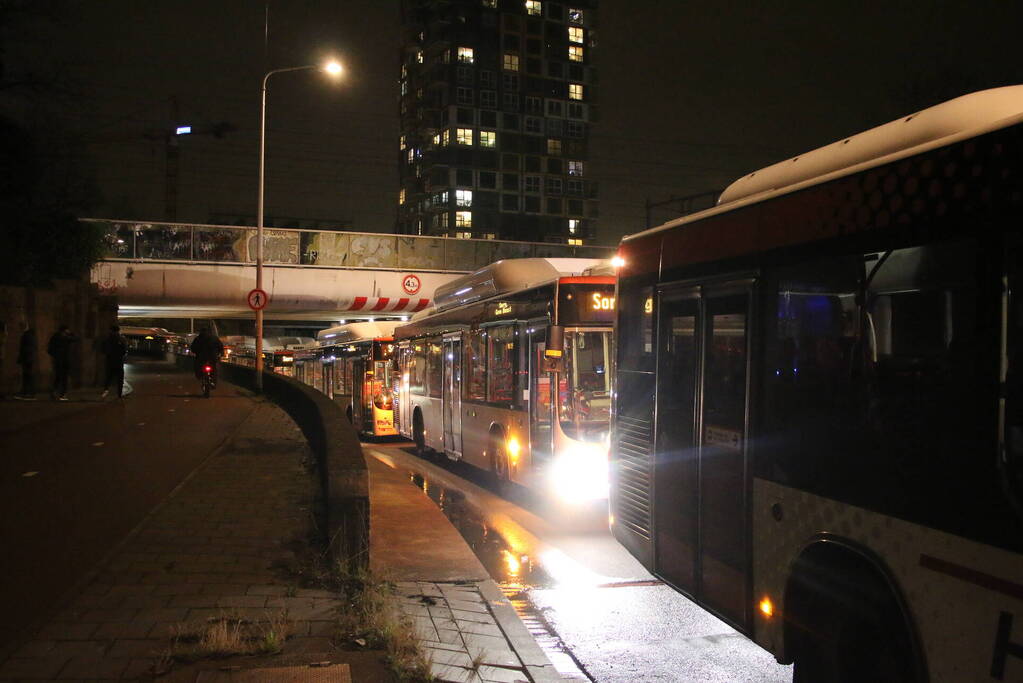 Traangas ingezet en dienstvoertuigen in brand bij rellen