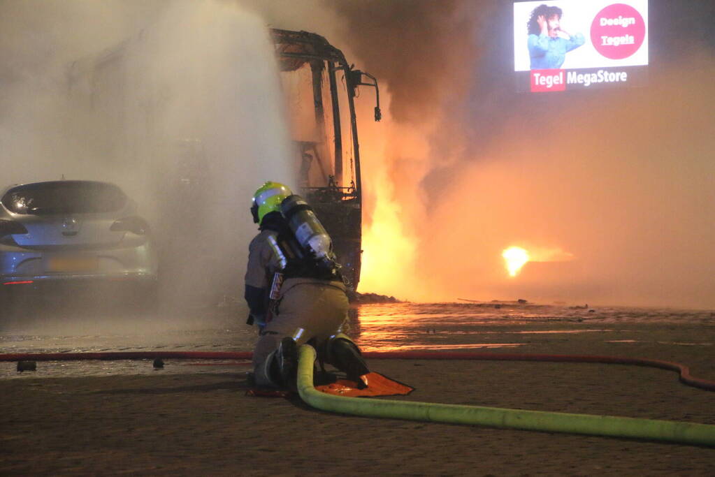 Traangas ingezet en dienstvoertuigen in brand bij rellen