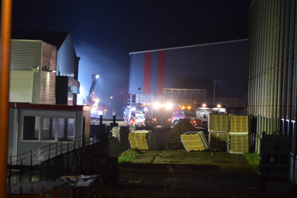 Grote brand in loods met hooi