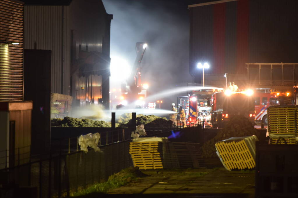 Grote brand in loods met hooi