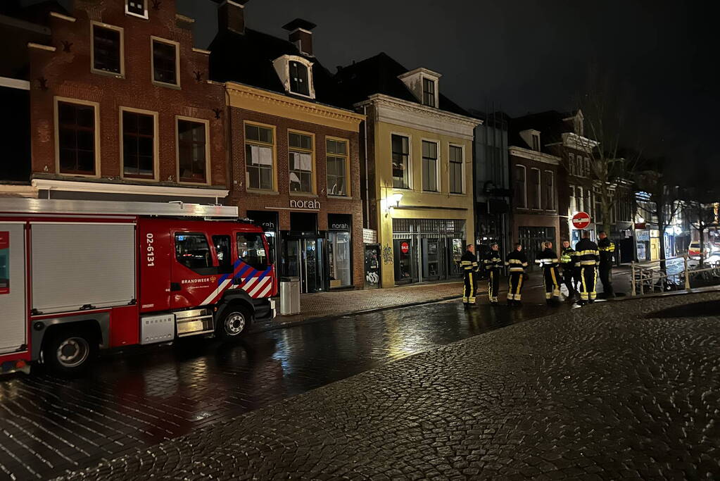 Zoekactie naar persoon op dak van gebouw