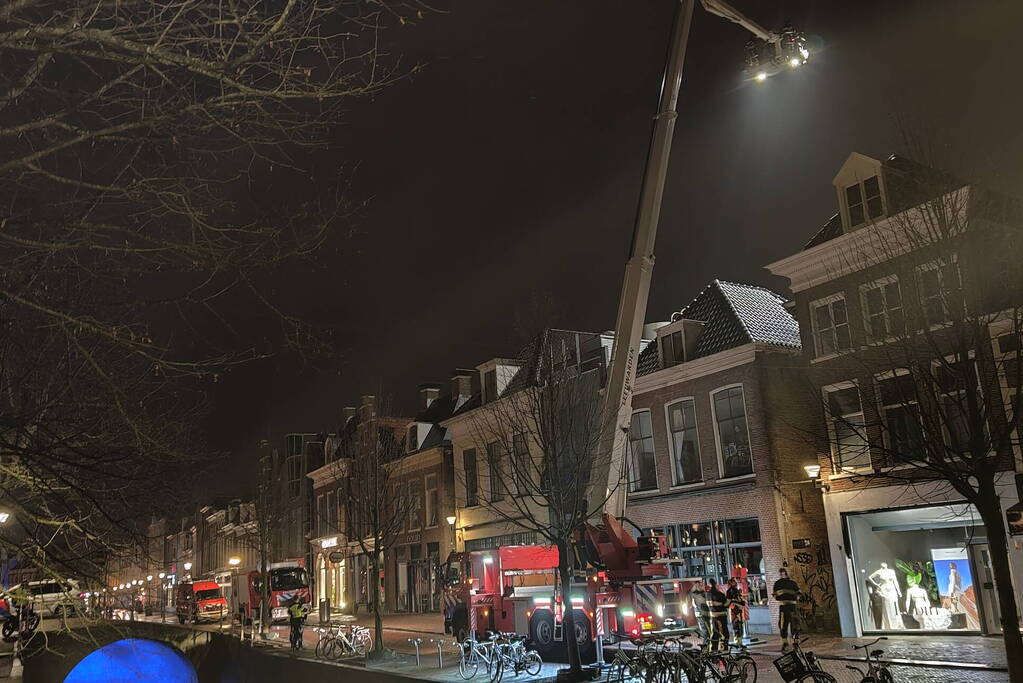 Zoekactie naar persoon op dak van gebouw