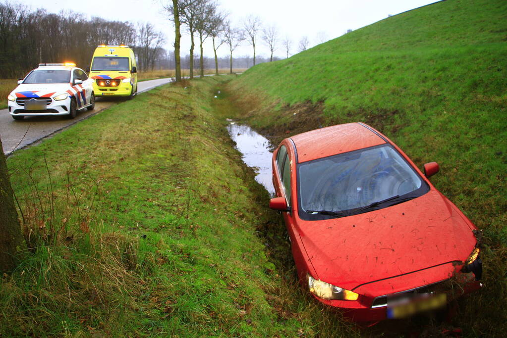 Automobilist verliest macht over stuur en belandt in sloot