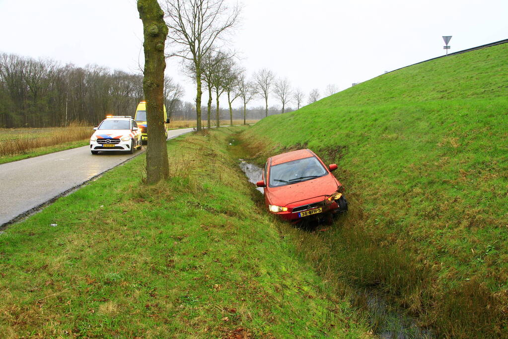 Automobilist verliest macht over stuur en belandt in sloot