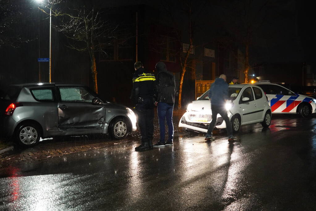 Twee automobilisten botsen op kruising