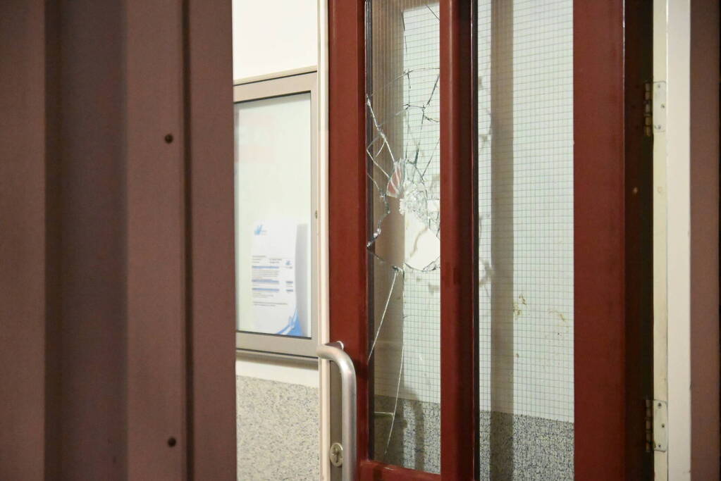 Dakpannen vallen van portiek bij explosie