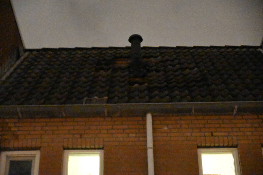 Dakpannen vallen van portiek bij explosie