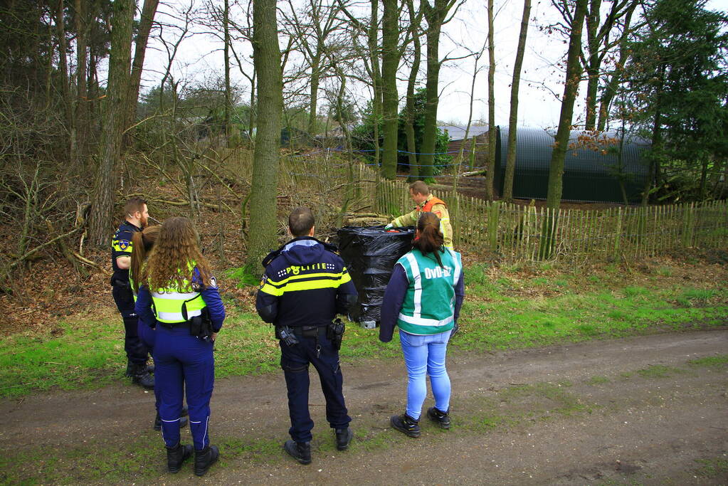 Brandweer verricht metingen bij gedumpte IBC-container