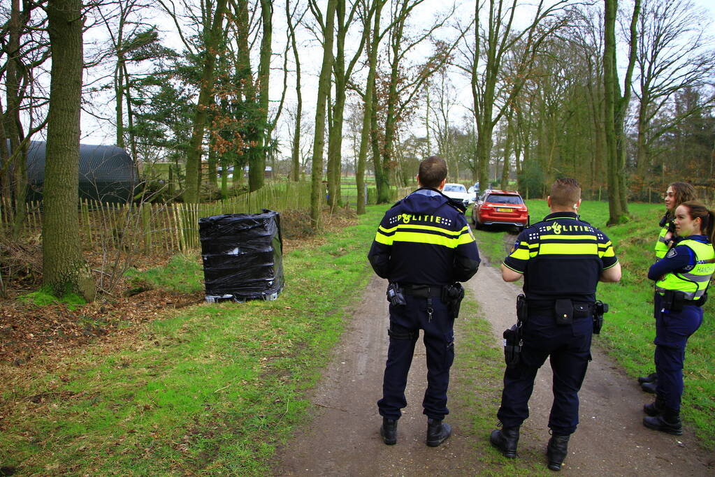 Brandweer verricht metingen bij gedumpte IBC-container