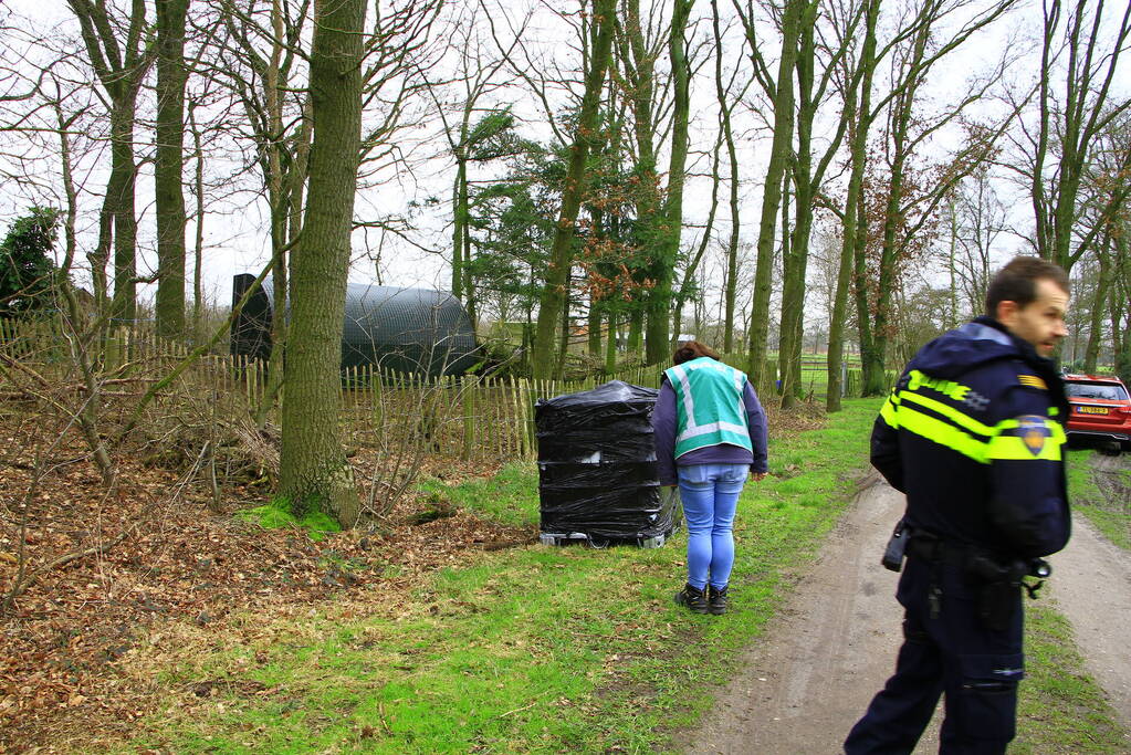Brandweer verricht metingen bij gedumpte IBC-container