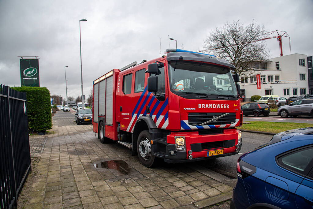 Brandweer ventileert bedrijfspand na melding van vreemde lucht