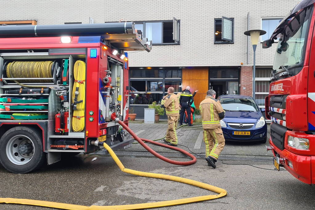 Brandweer haalt meerdere personen uit brandende woning