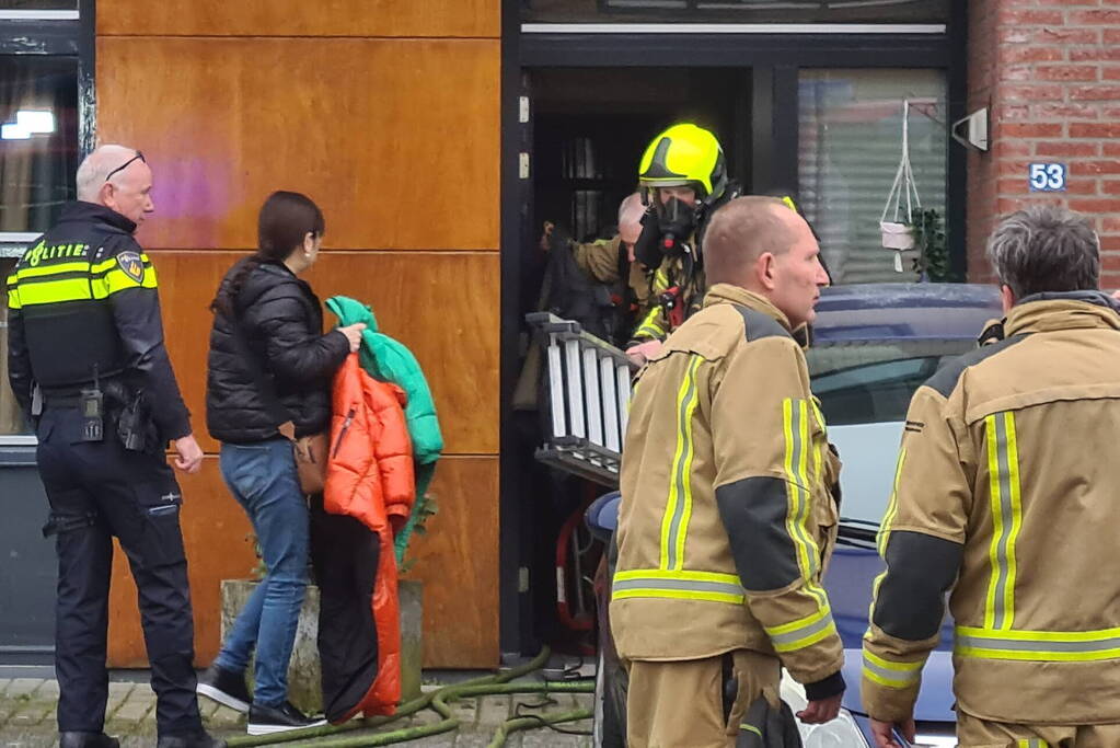Brandweer haalt meerdere personen uit brandende woning